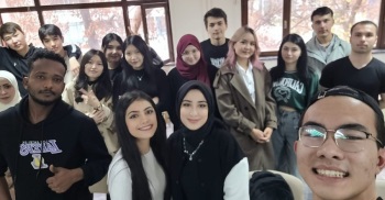 Öğrencilerimiz, Türkçe Eğitimi Bölümünden Gelen Öğrencilerle Topluma Hizmet Dersi Kapsamında Konuşma Pratiği Yaptılar.